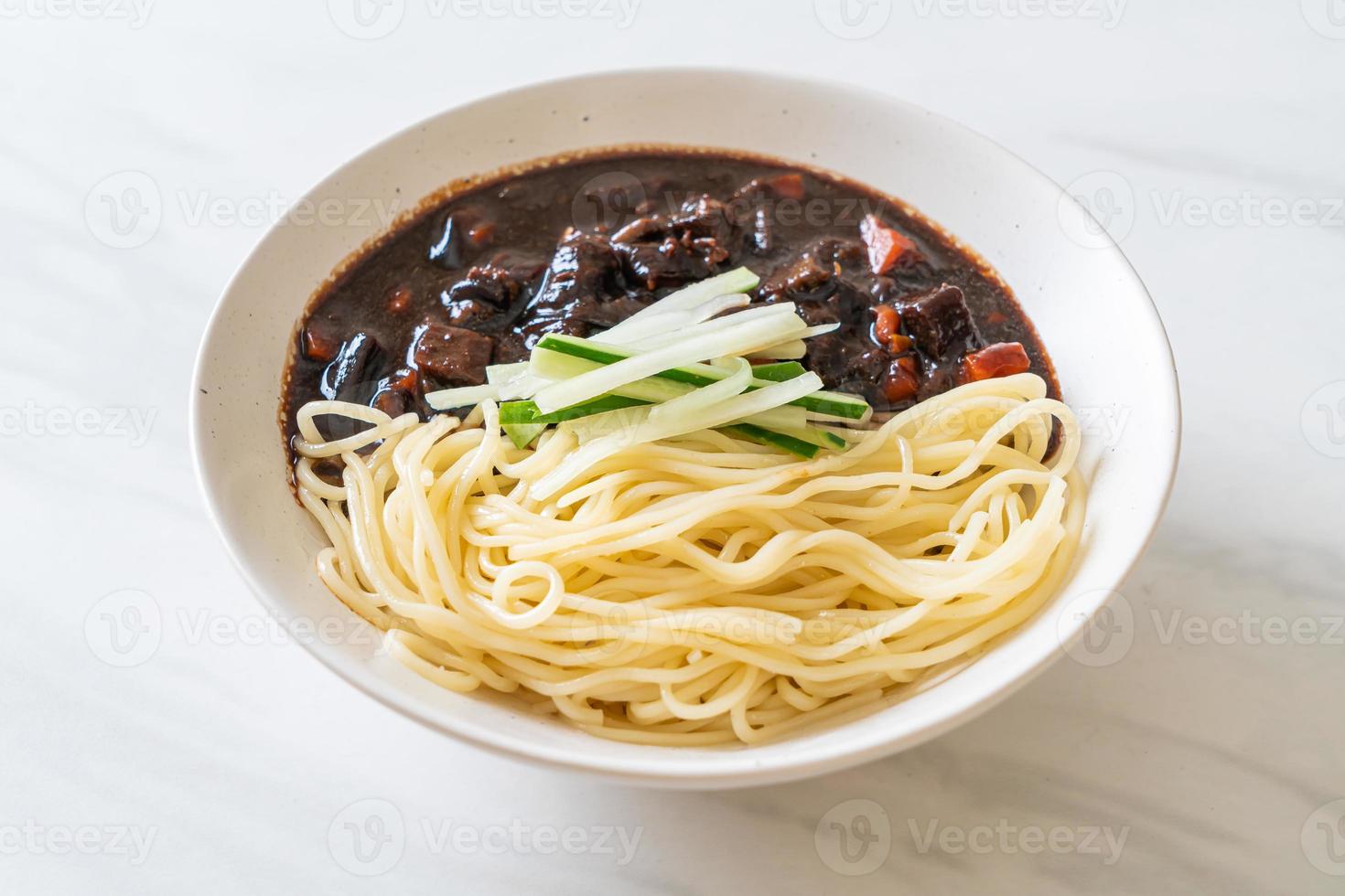 jajangmyeon eller jjajangmyeon är koreansk nudel med svart sås foto