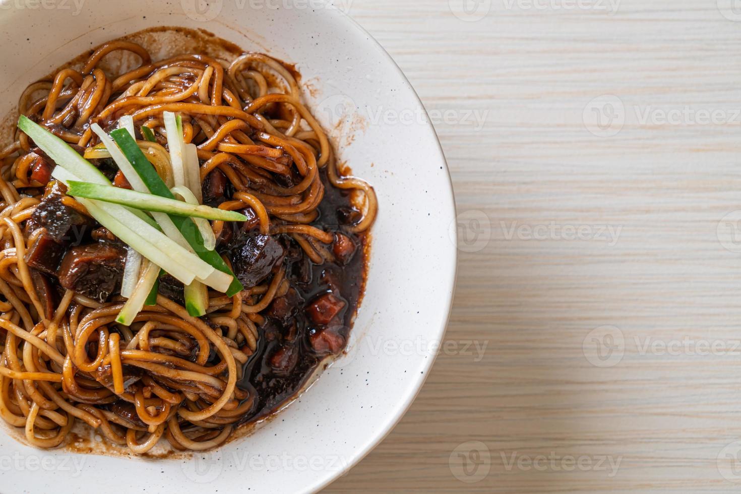 jajangmyeon eller jjajangmyeon är koreansk nudel med svart sås foto