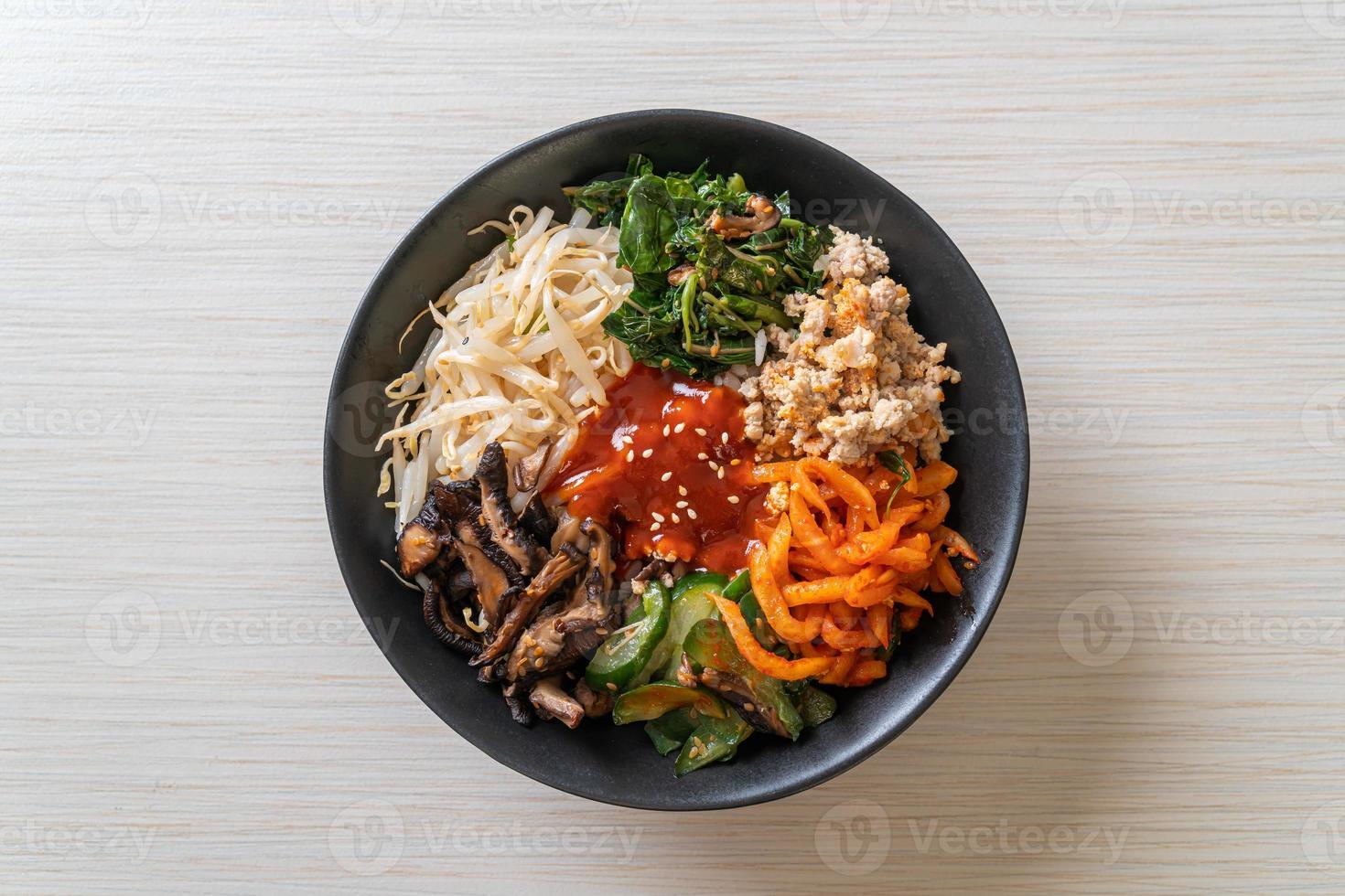 koreansk kryddig sallad med ris - traditionellt koreansk mat, bibimbap foto