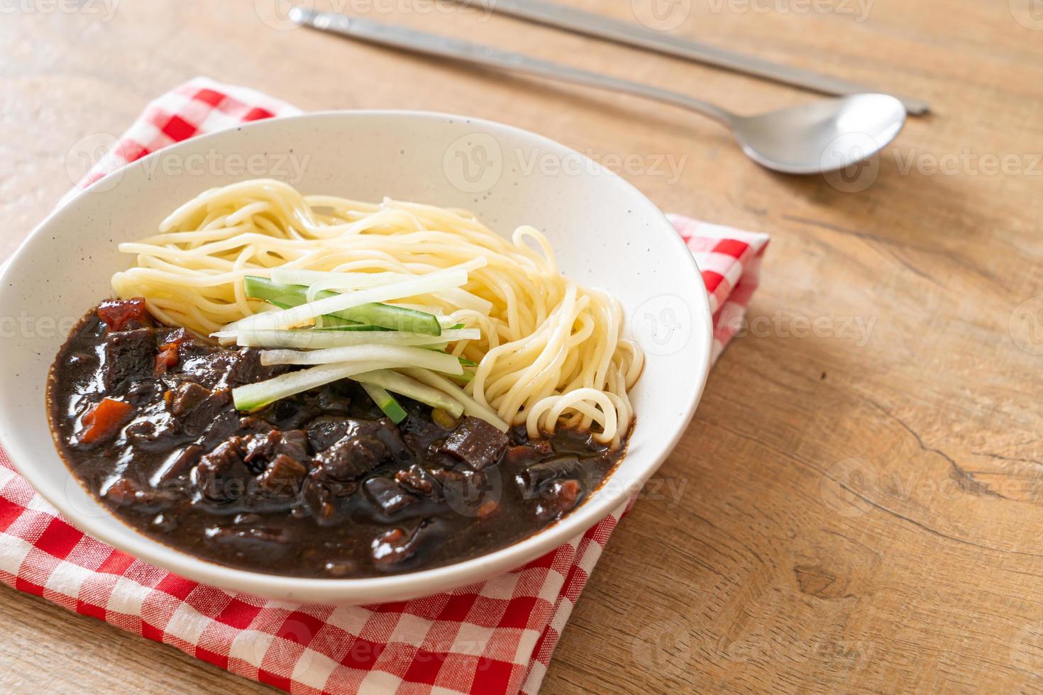 jajangmyeon eller jjajangmyeon är koreansk nudel med svart sås foto