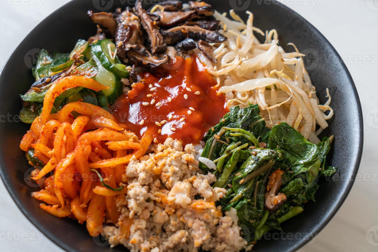 koreansk kryddig sallad med ris - traditionellt koreansk mat, bibimbap foto