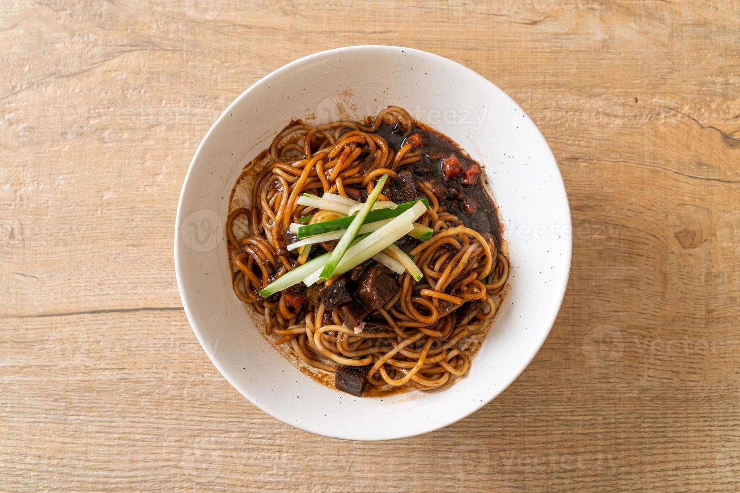 jajangmyeon eller jjajangmyeon är koreansk nudel med svart sås foto