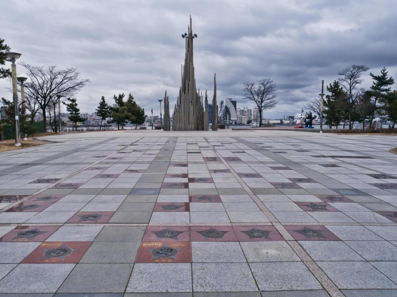 skulpturer parkerar in i centrala Sokcho stad. Sydkorea. januari 2018 foto