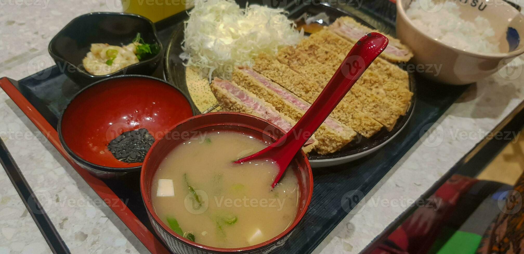 indonesiska japansk fusion mat, japansk mat laga mat i indonesiska stil, gyukatsu, nötkött karage, sallad, och tofu soppa foto