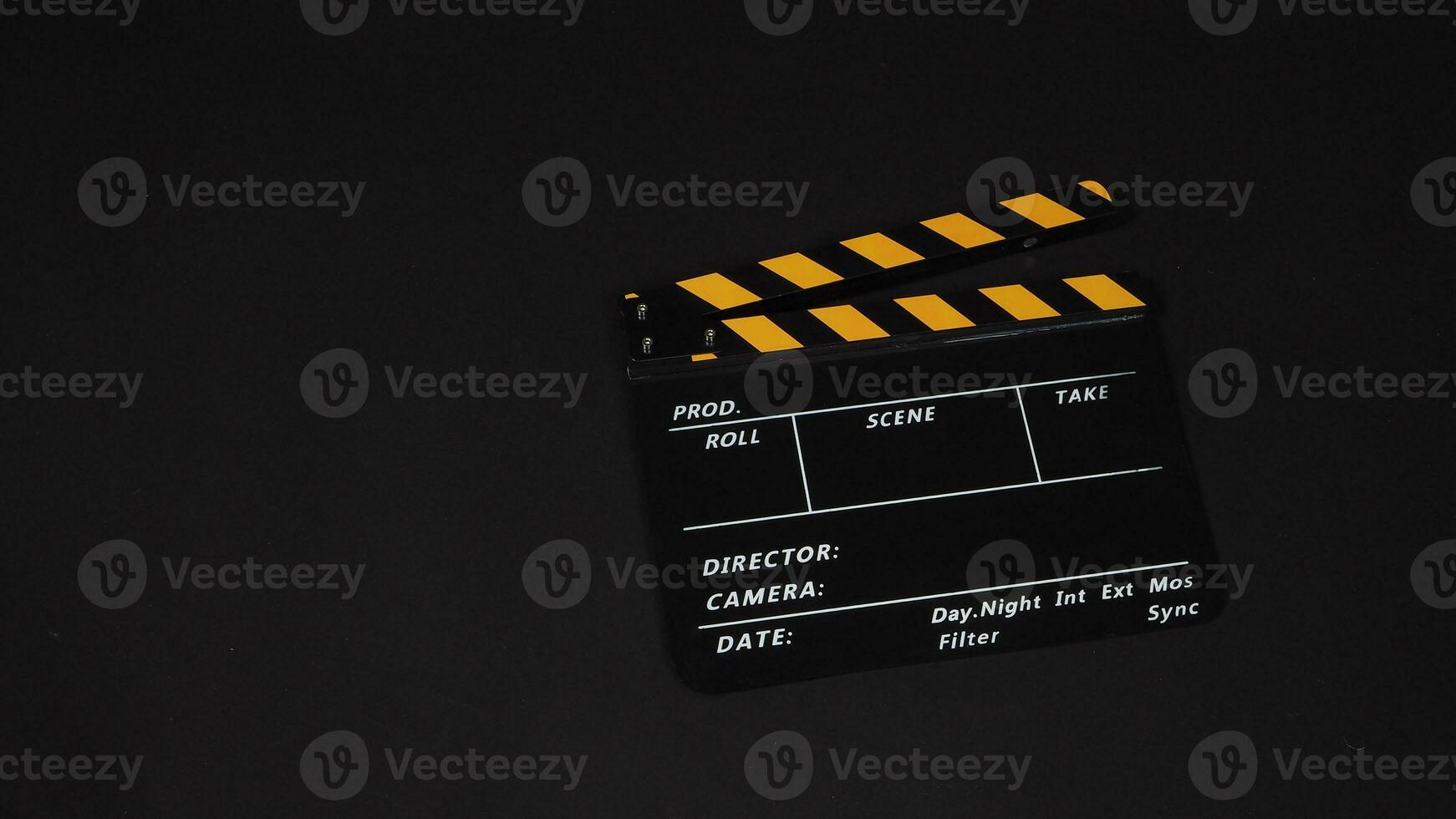 clapperboard eller film skiffer på svart bakgrund.it använda sig av i video produktion och filma industri . foto