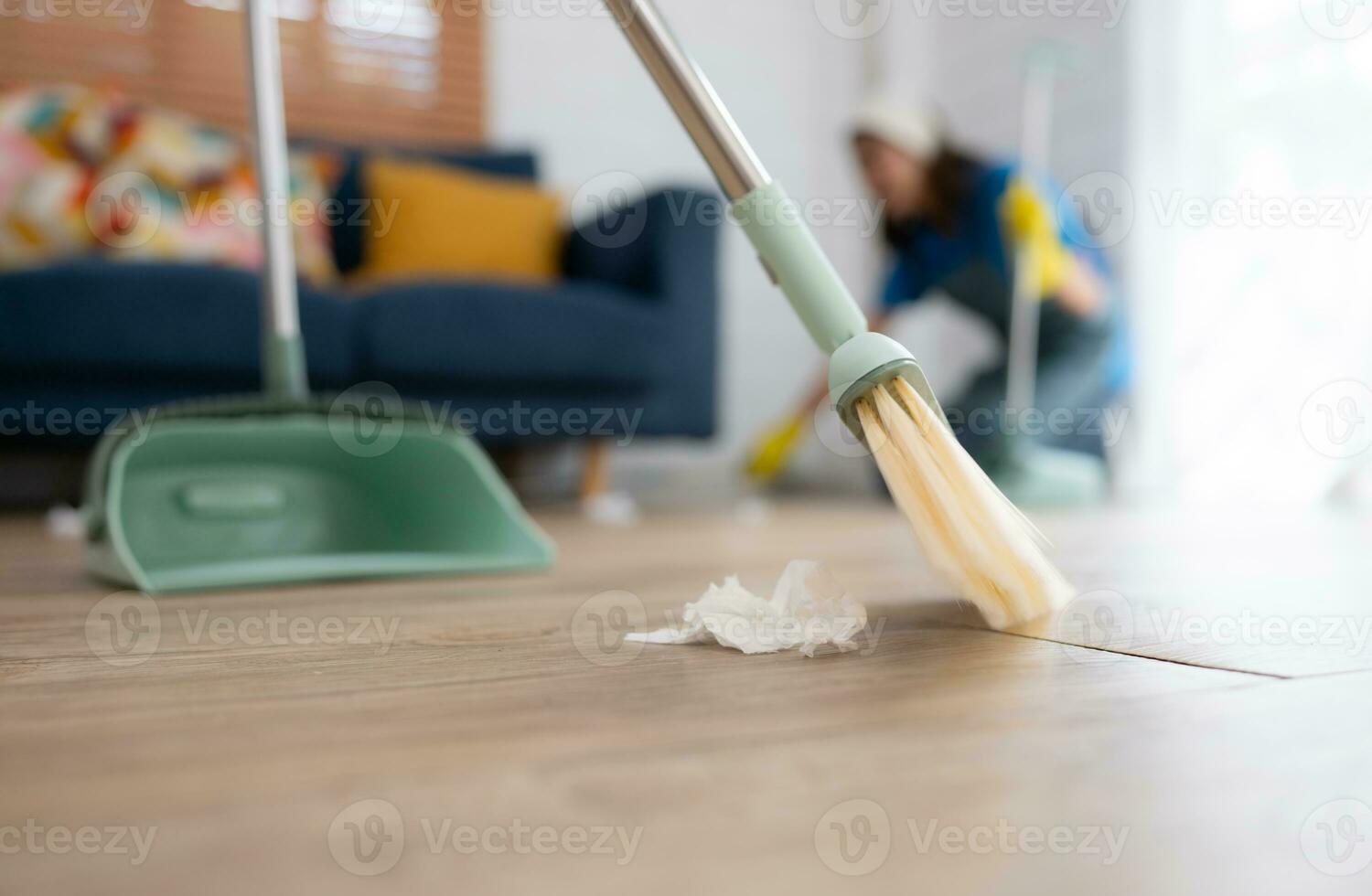 rengöring service. mörkhårig kvinna bär en vit hatt och gul handskar rengöring de golv foto