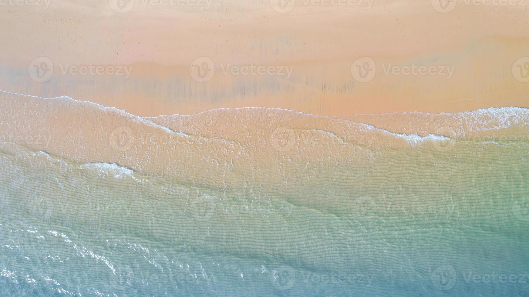 Flygfoto över stranden med smaragdblått vatten och vågskum på tropiskt hav foto