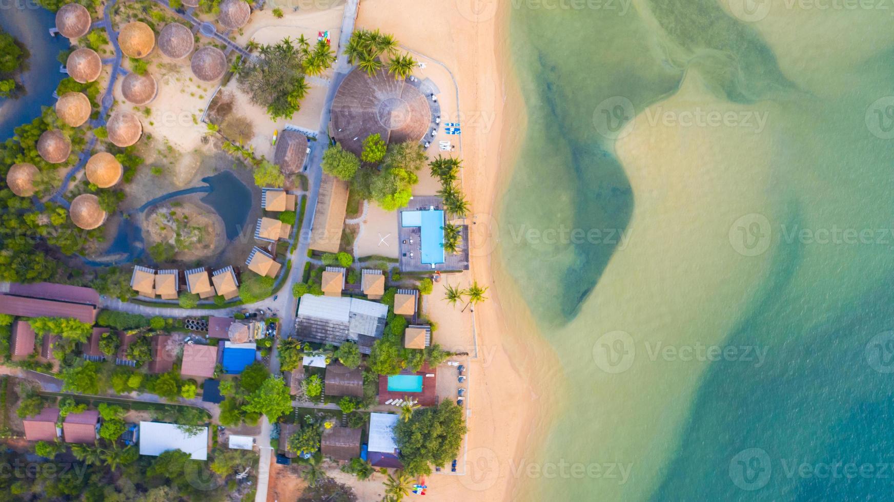 Flygfoto ovanifrån, semesterort och strand med smaragdblått vatten på det härliga tropiska havet i Thailand foto