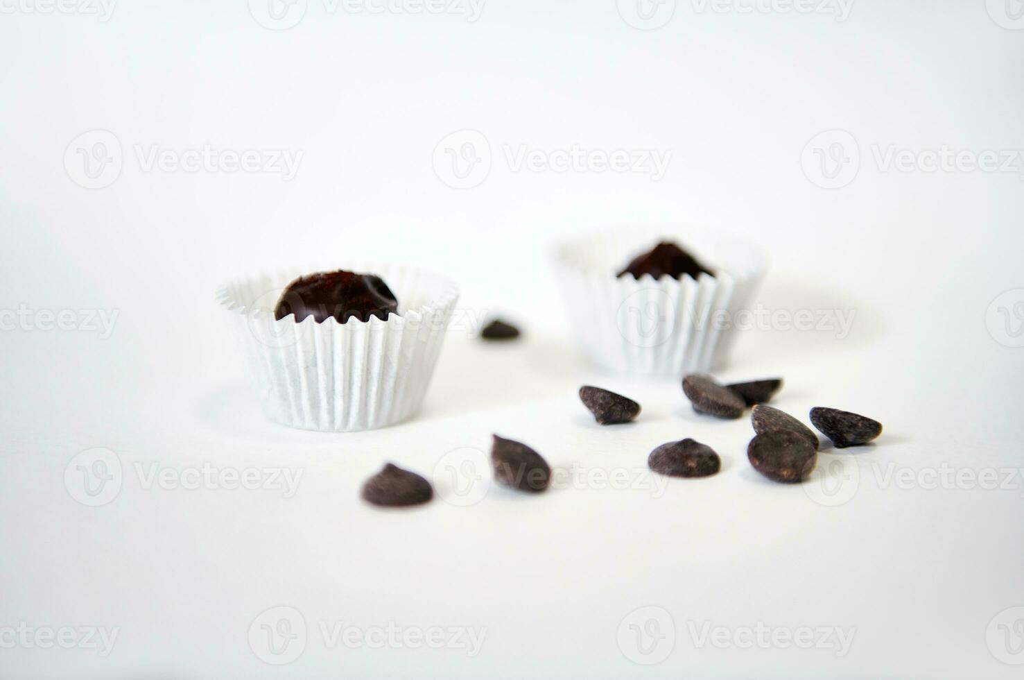 choklad piller och praliner i papper omslag isolerat på vit bakgrund med Plats för text foto