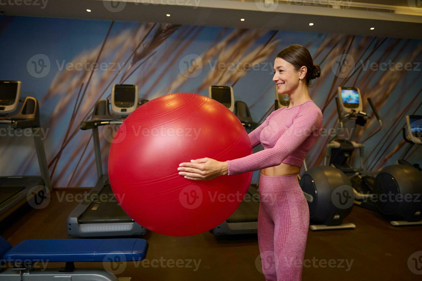 skön mitten åldrig kvinna med atletisk friska kropp, arbete ut med en kondition boll i de Gym. friska livsstil, sport, kondition. foto