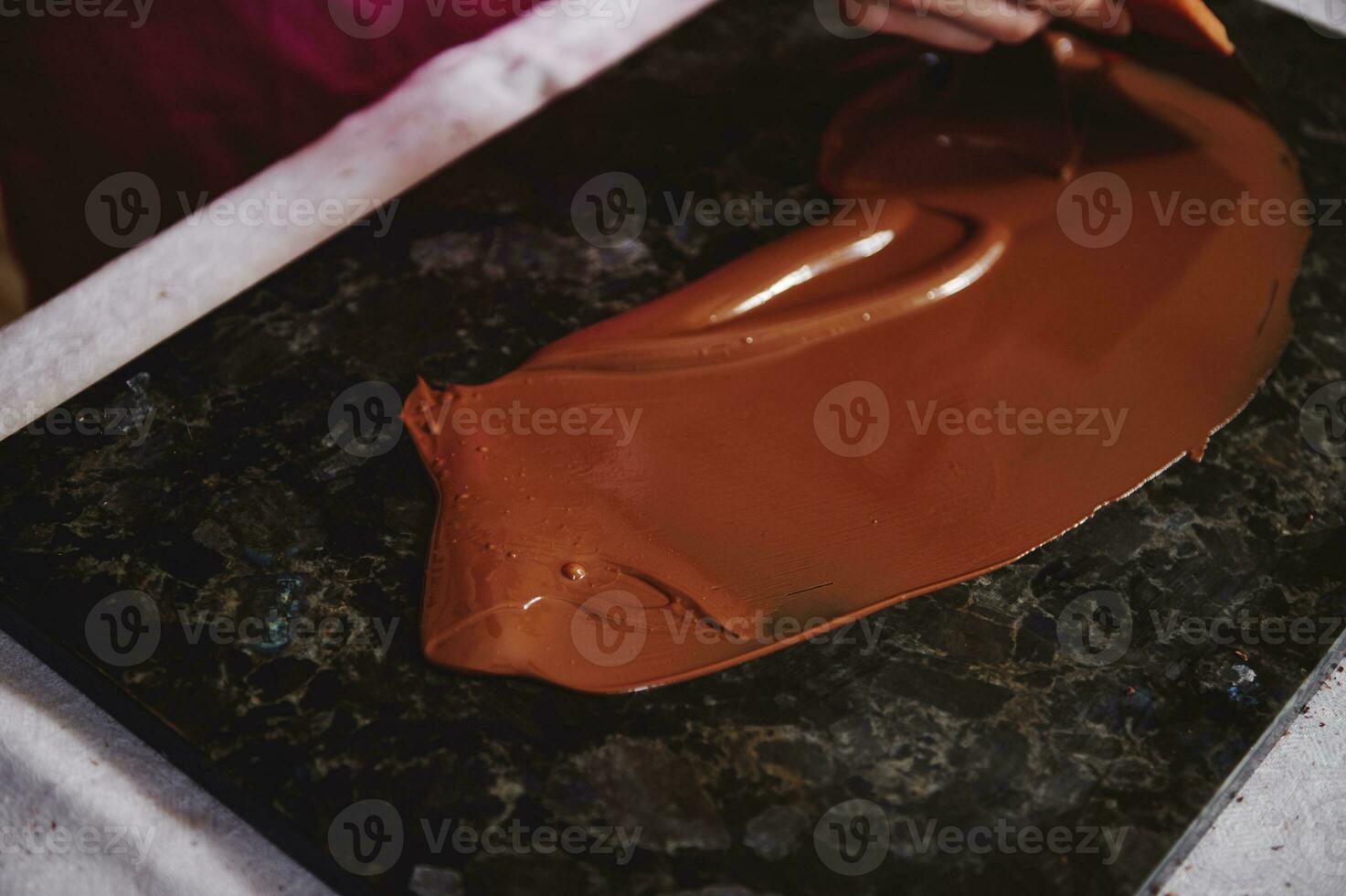 topp se av härdning choklad massa på en mörk marmor yta foto