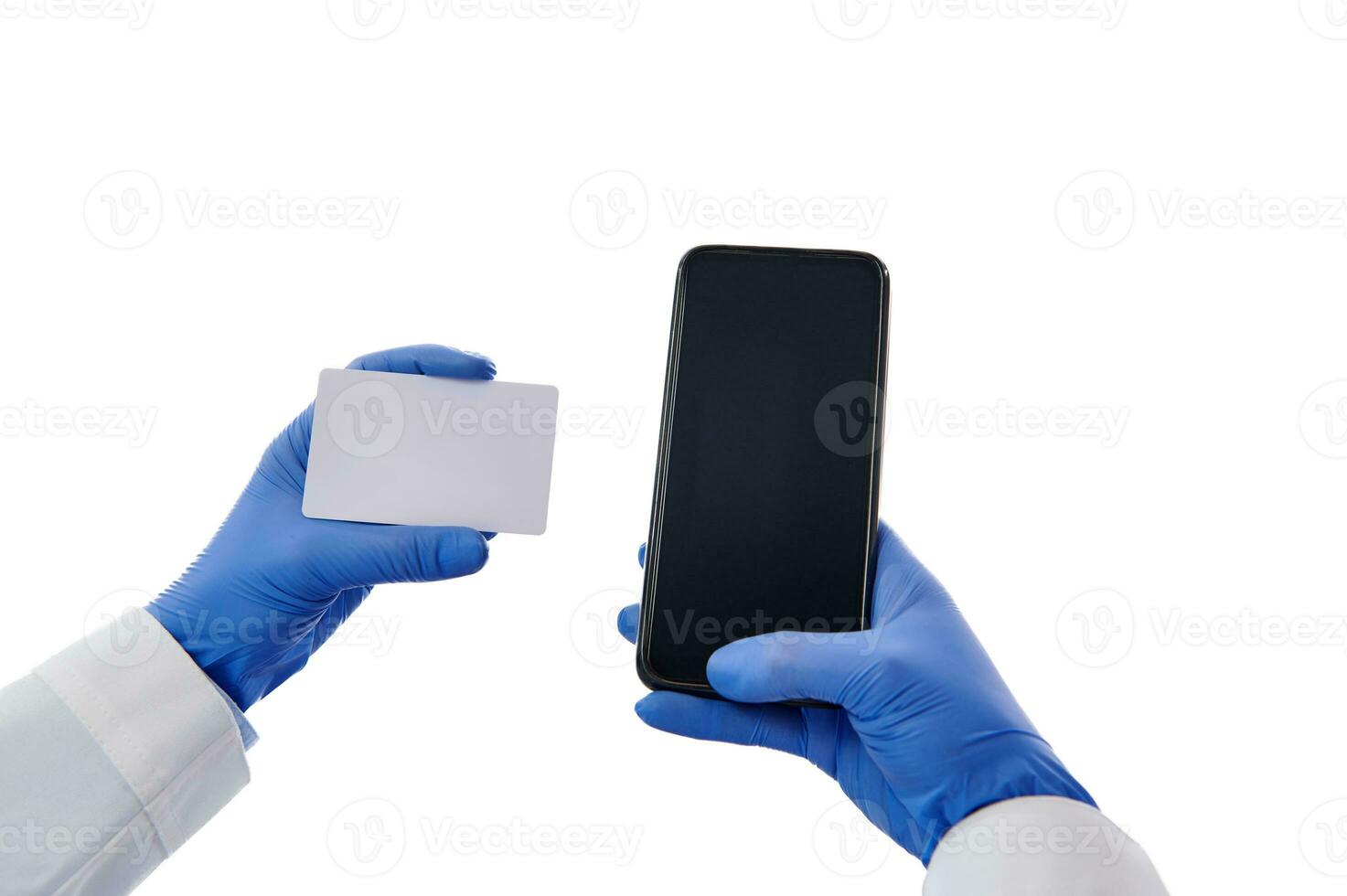 närbild av läkares händer i skyddande medicinsk mask innehav plast tom företag kort och smartphone isolerat på vit bakgrund med kopia Plats. hälsa försäkring begrepp foto