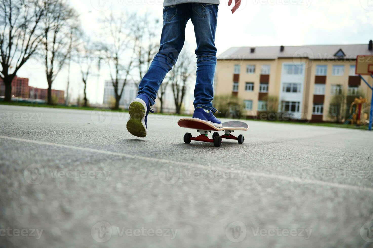 se från de tillbaka av skateboarder ben. unge ridning skateboard utomhus. begrepp av fritid aktivitet, sport, extrem, hobby. foto