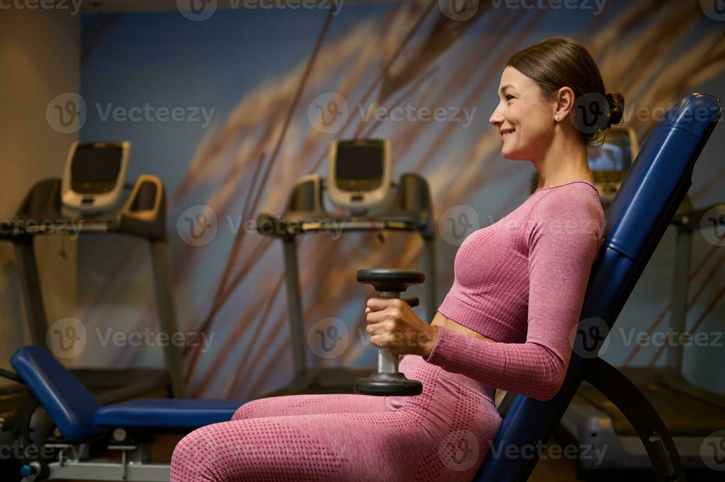 mitten åldrig muskulös skön atletisk kvinna håller på med övning för vapen, arbetssätt ut med hantlar på Gym. styrka och motivering begrepp. friska livsstil, sport, kondition foto