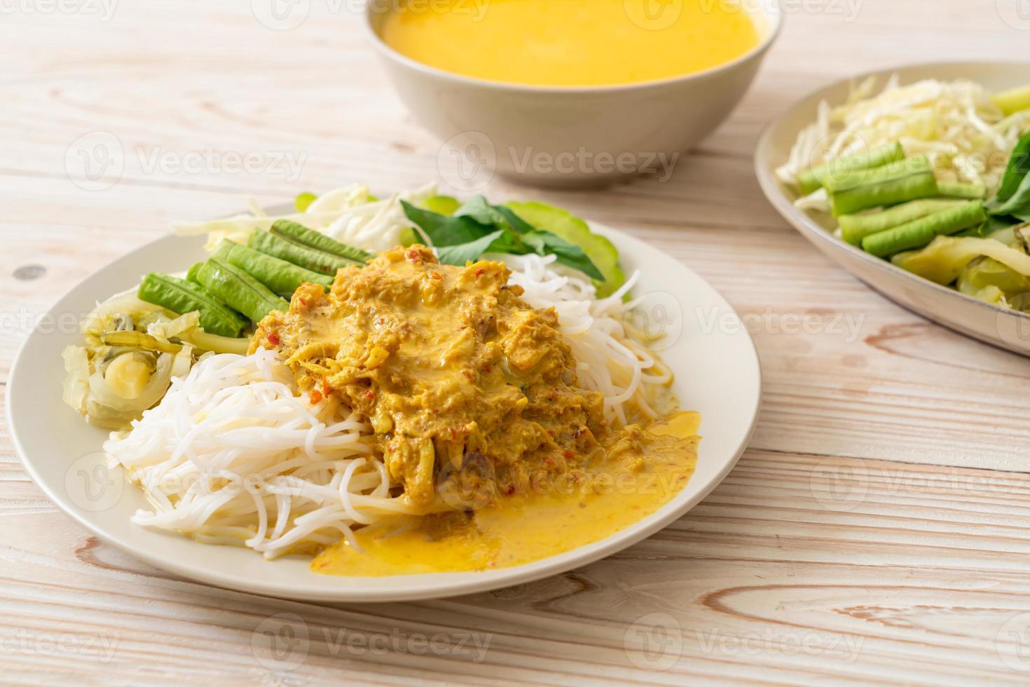 thailändska risnudlar med krabba curry och olika grönsaker foto