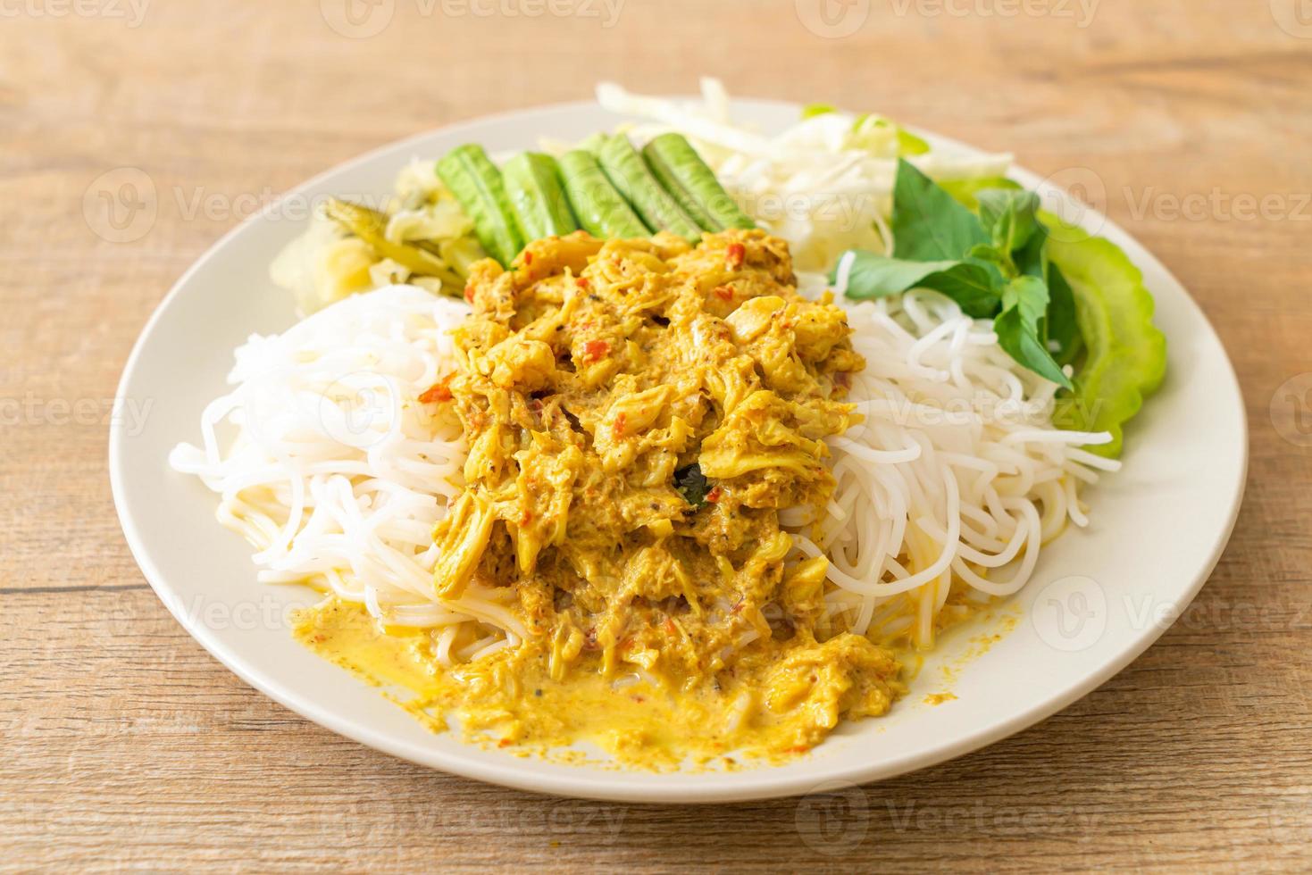 thailändska risnudlar med krabba curry och olika grönsaker foto