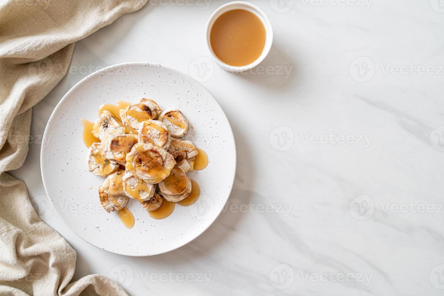 grillar banan med karamelsås foto