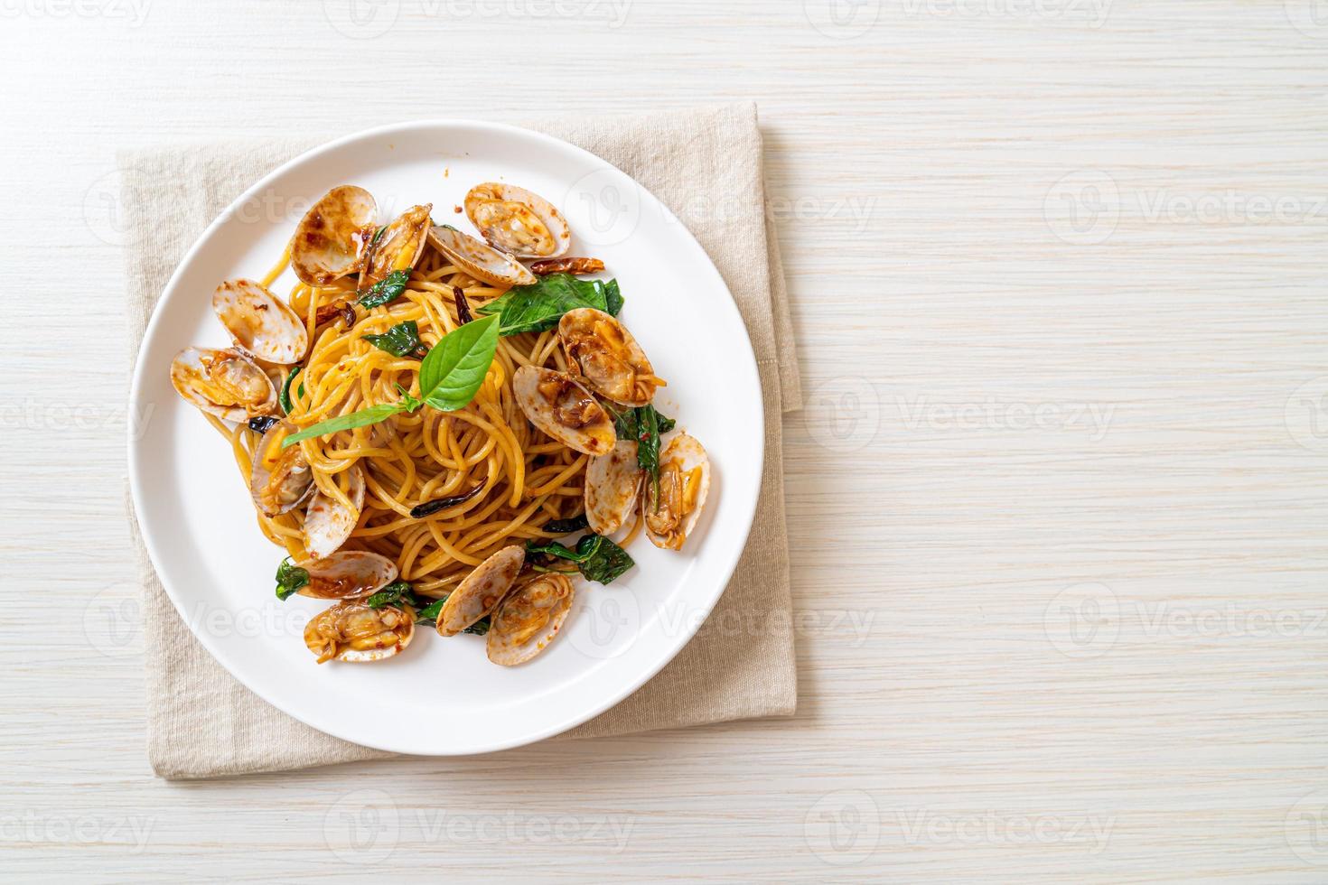 rör stekt spagetti med musslor och vitlök och chili foto