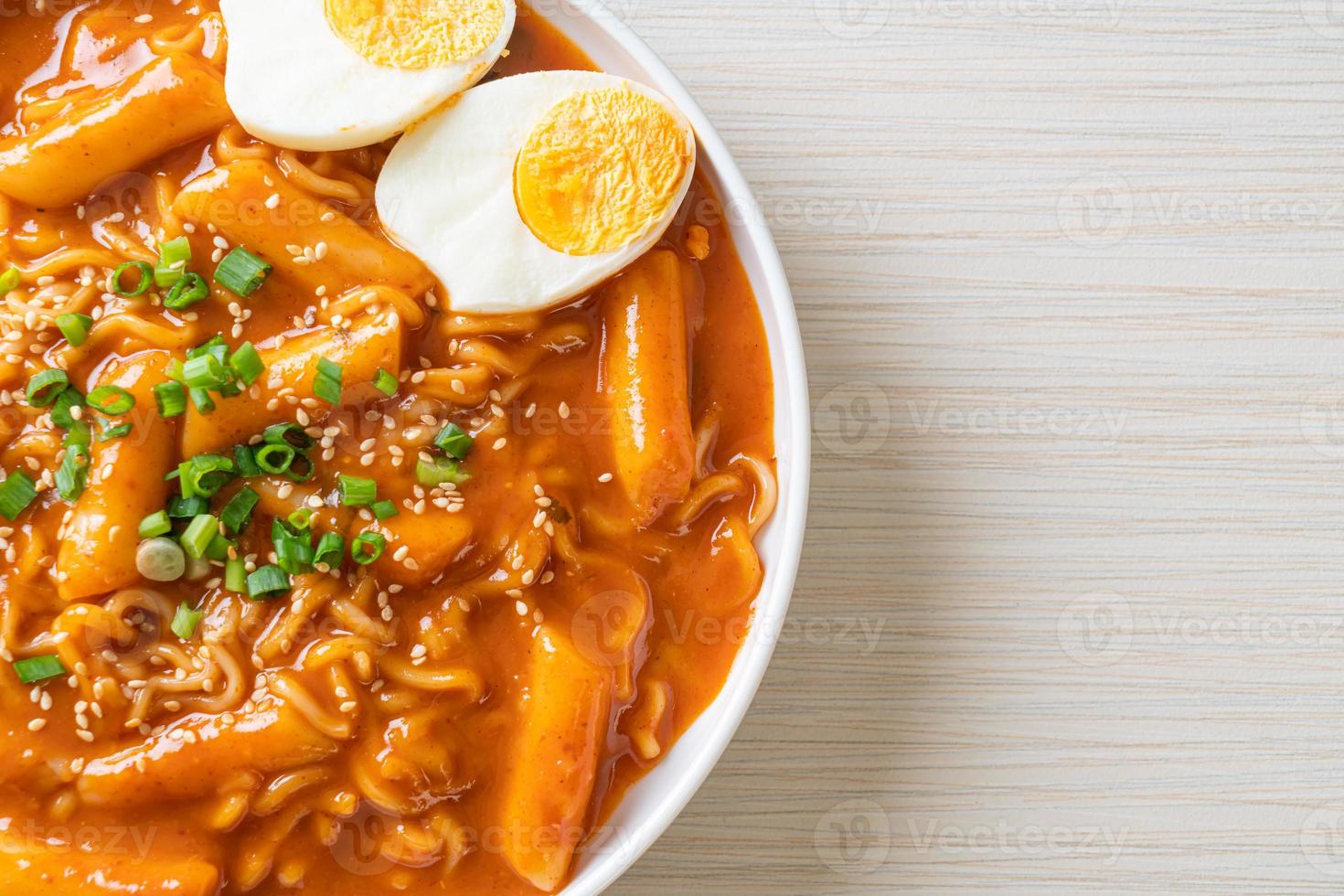 koreansk snabbnudel och tteokbokki i koreansk kryddig sås - rabokki foto