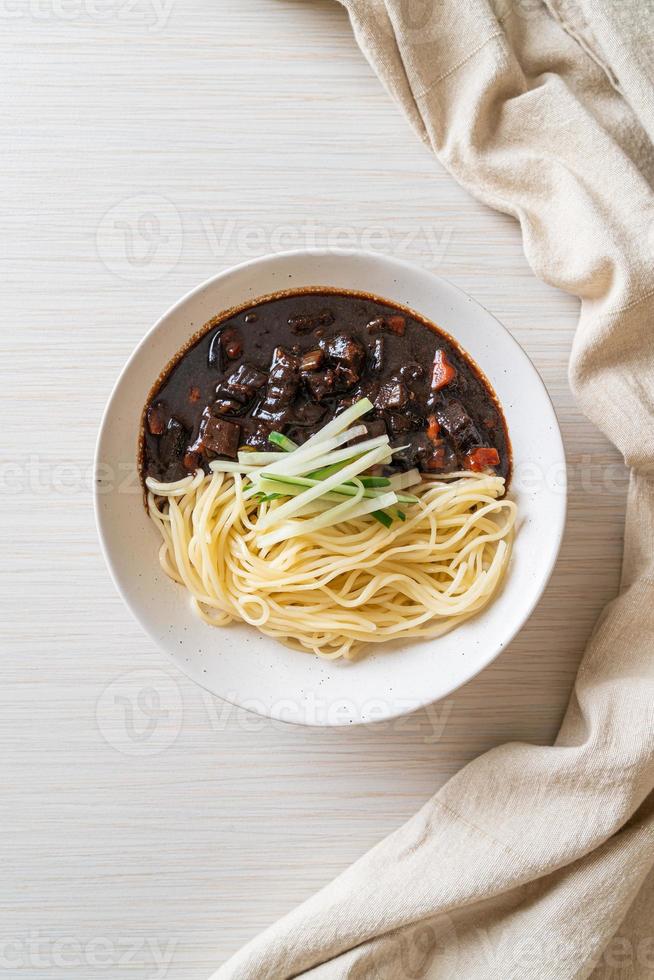 jajangmyeon eller jjajangmyeon är koreansk nudel med svart sås foto