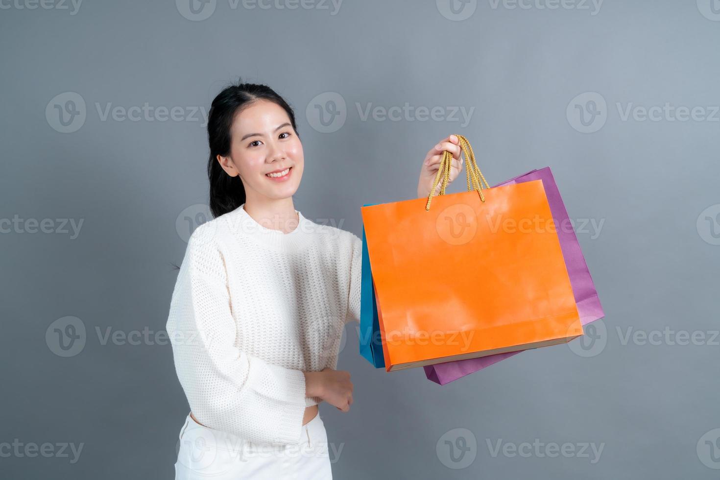 asiatisk kvinna med shoppingkassar foto