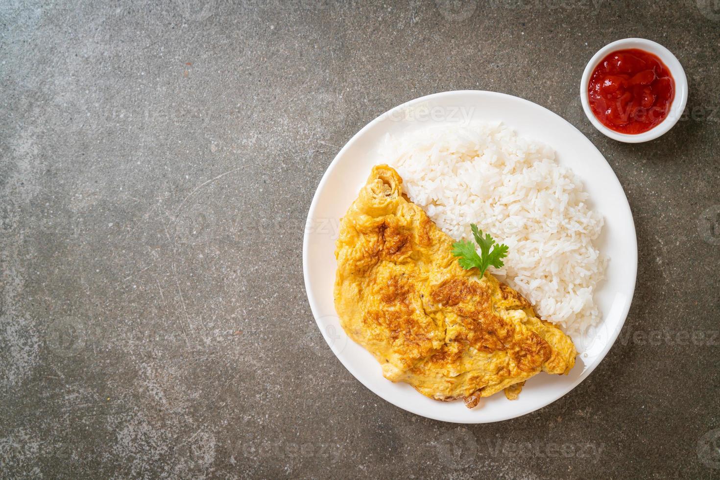 omelett eller omelett med ris foto