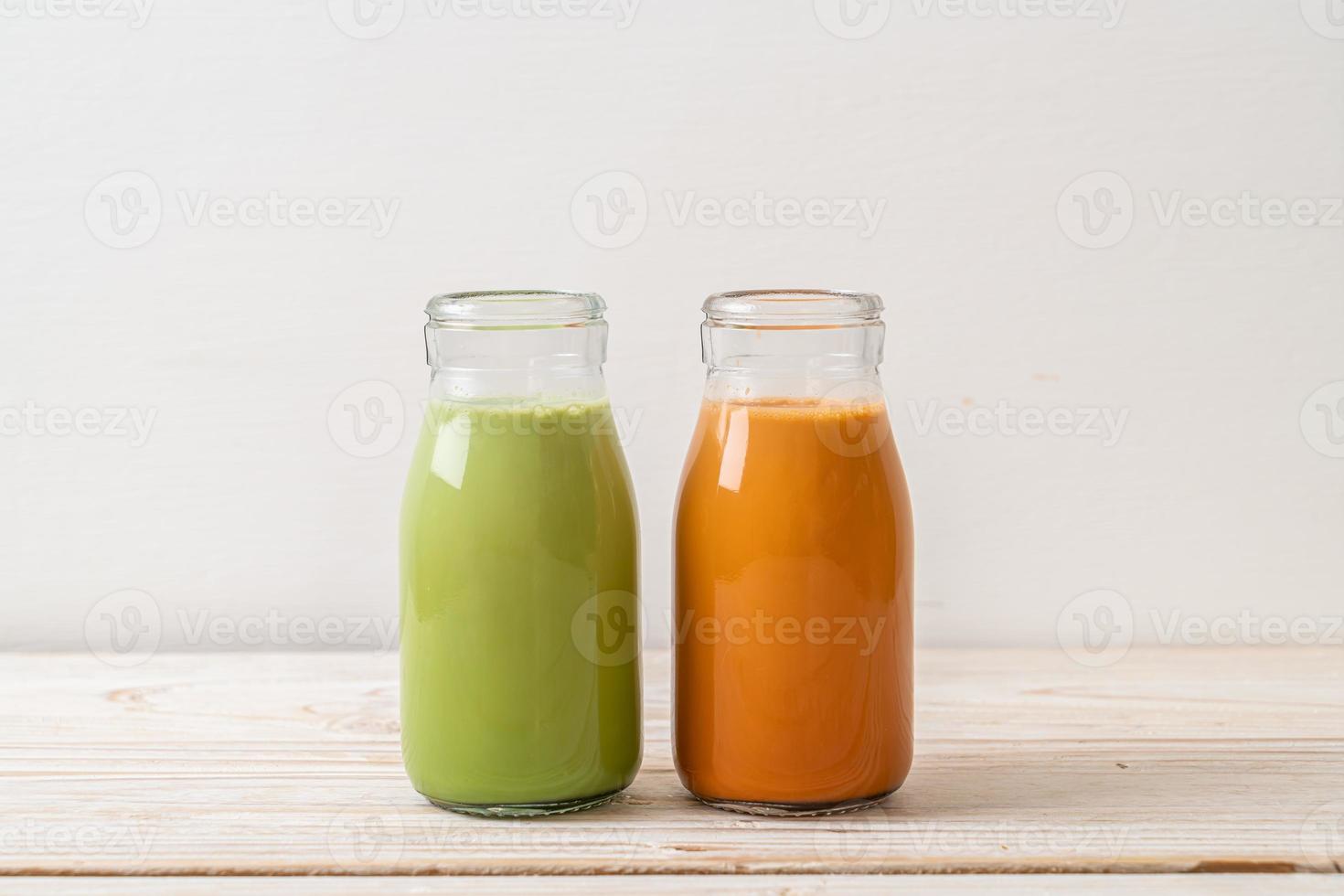 thailändskt mjölkte och matcha grönt te latte i flaskan foto