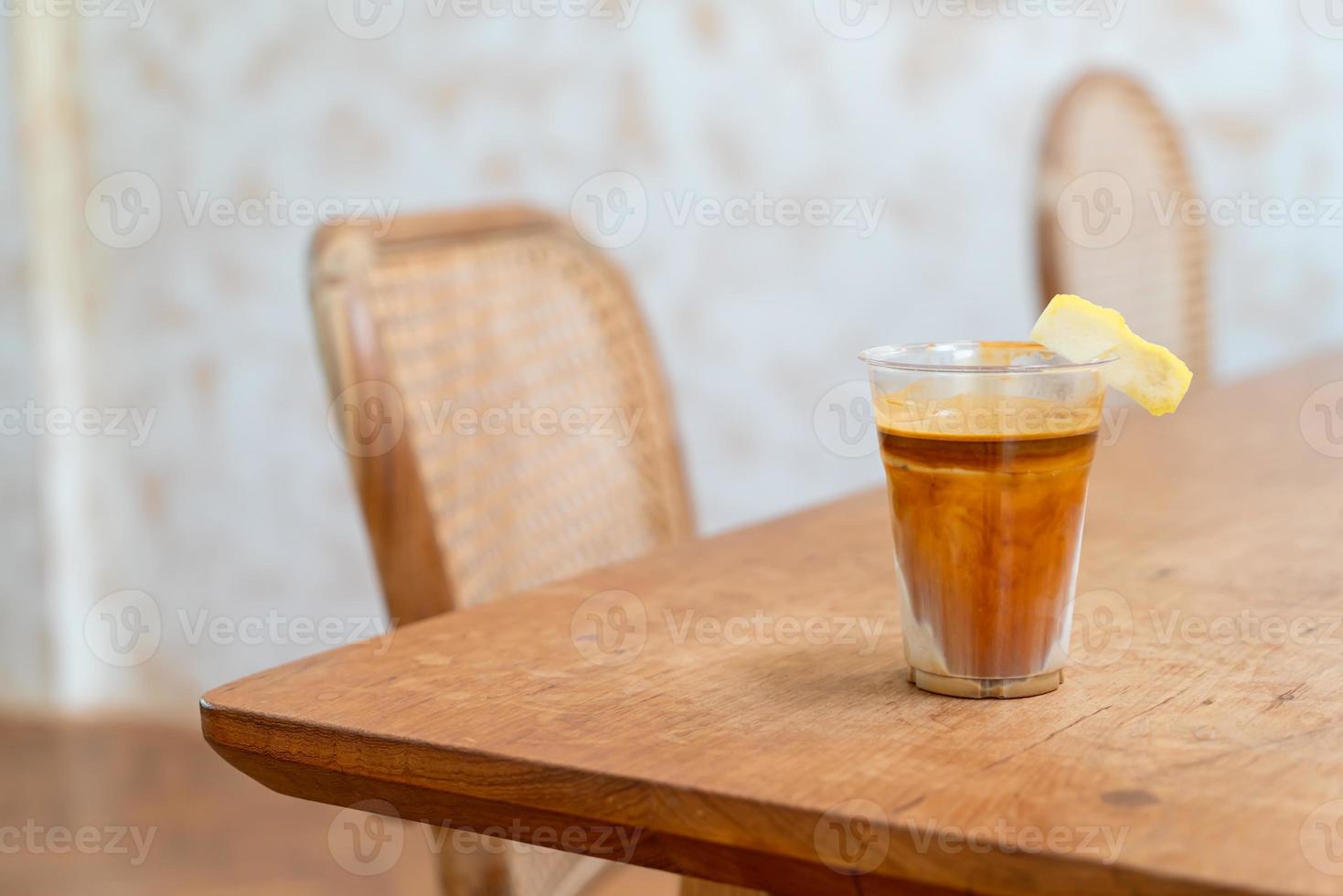 specialkaffe meny som kallas "smutsigt kaffe". kall mjölk i botten med varm espressoskott på toppen foto