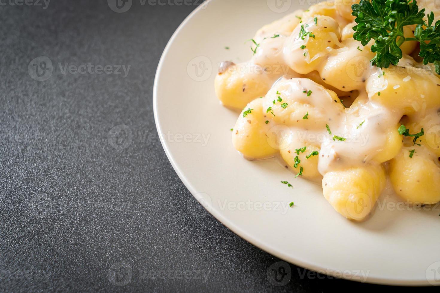 gnocchi med svamp gräddsås och ost foto