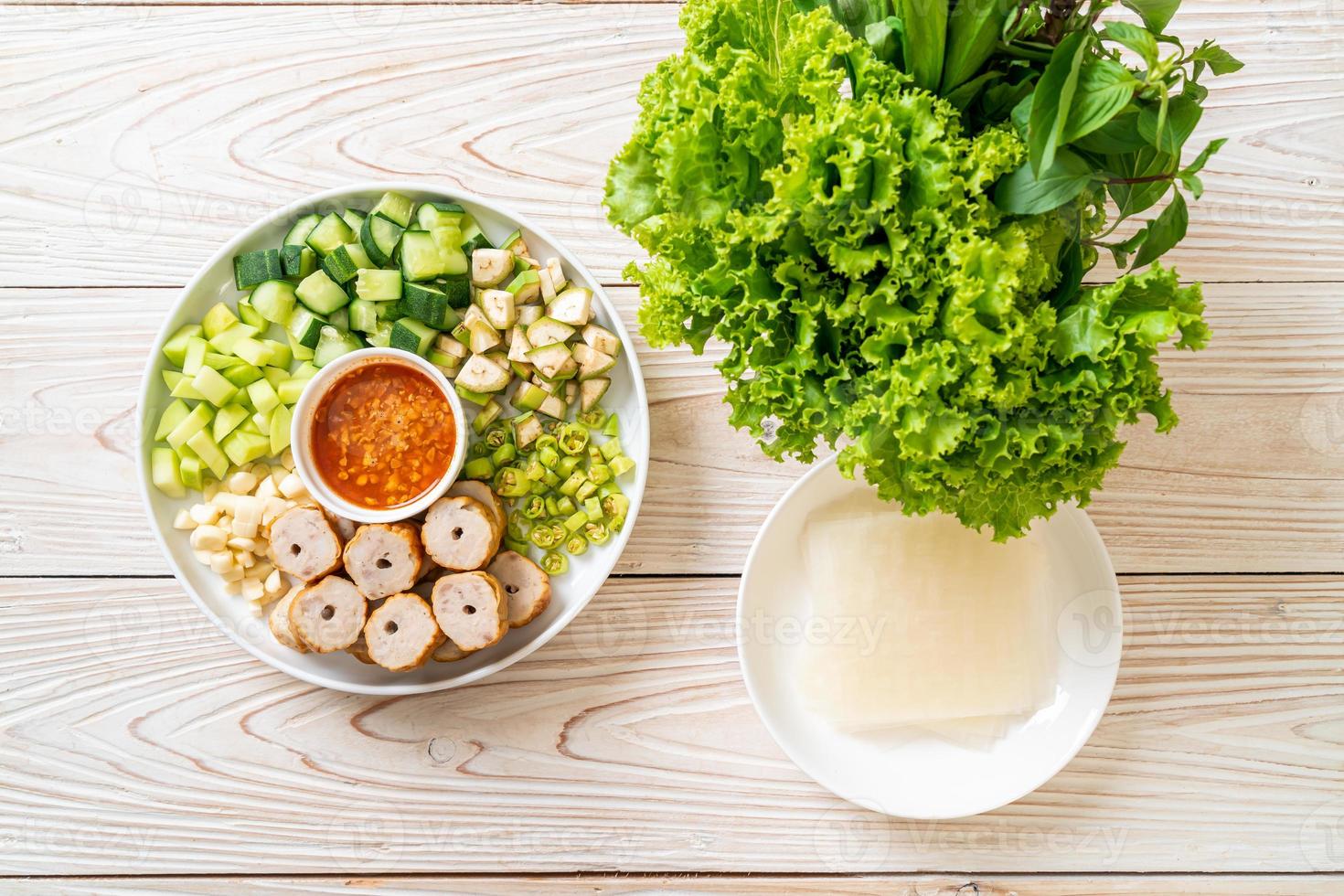 vietnamesisk fläskköttbulle med grönsaksslip eller nam-neaung eller nham på grund foto