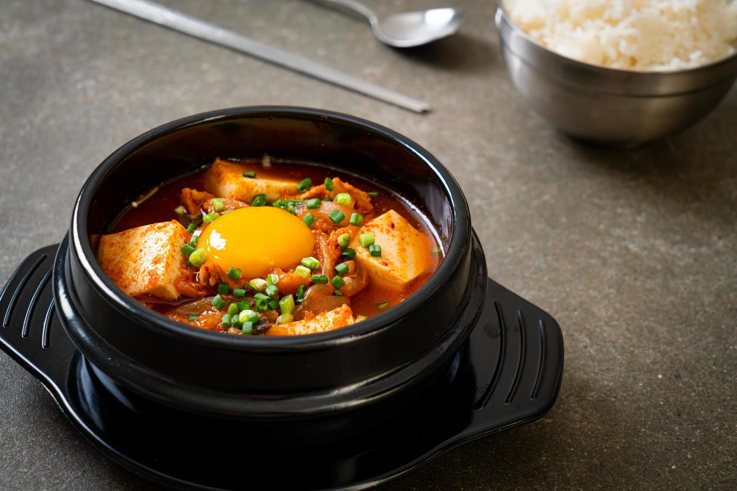 kimchi soppa med tofu och ägg eller koreansk kimchi gryta foto