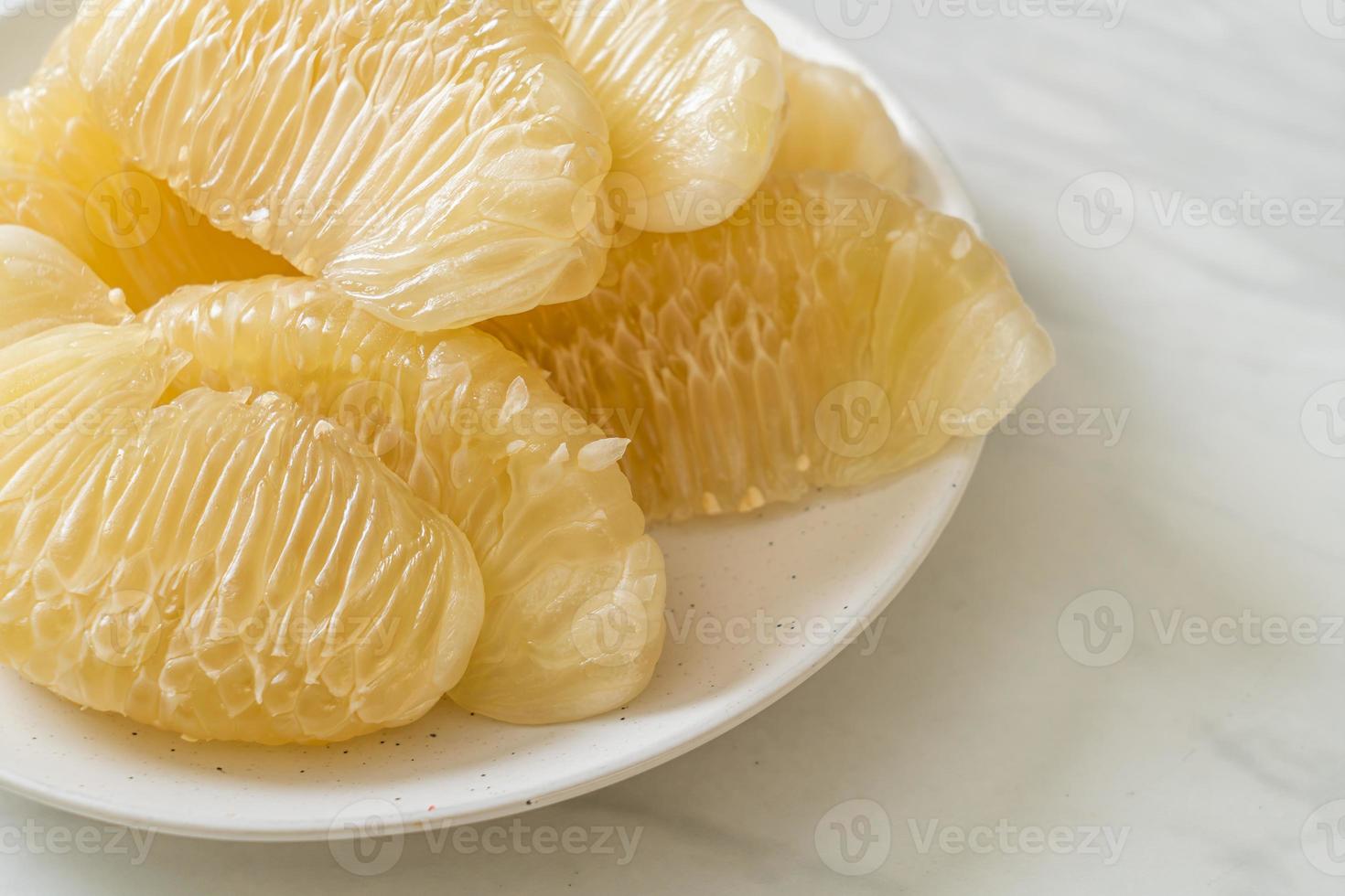 färsk skalad pomelo, grapefrukt eller shaddock foto