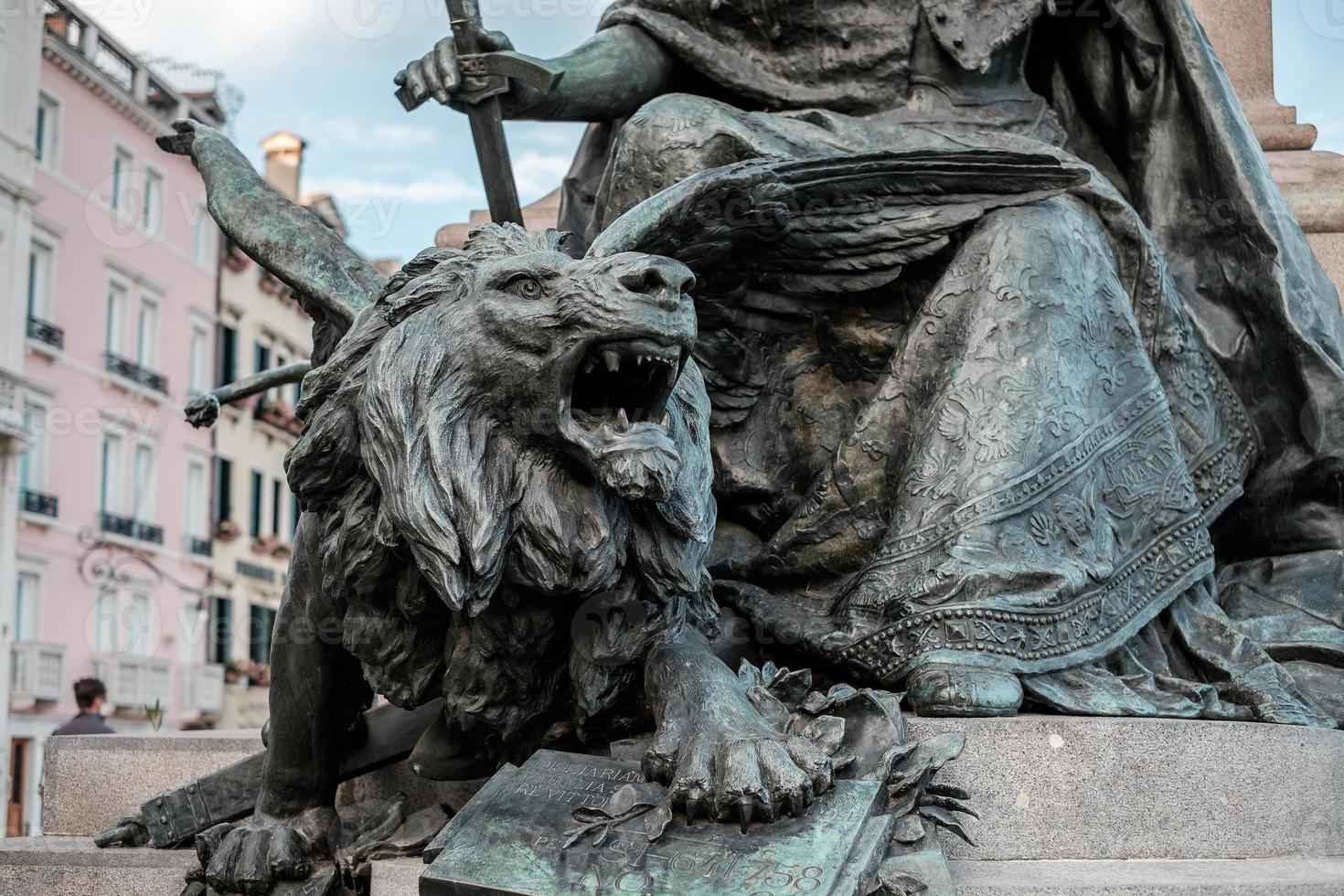 närbild av bronslejonstatyn i Venedig, Italien foto