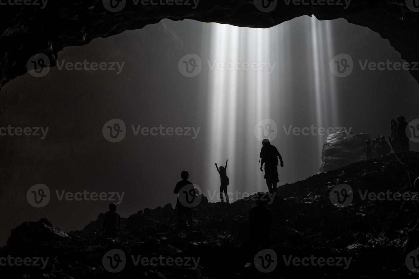 upplyst grotta vid goa jomblang turné nära yogyakarta i indonesien foto