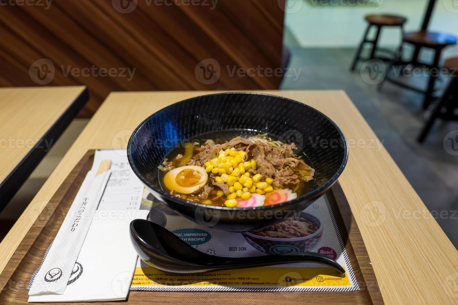 japanska ramen nudlar med ägg foto