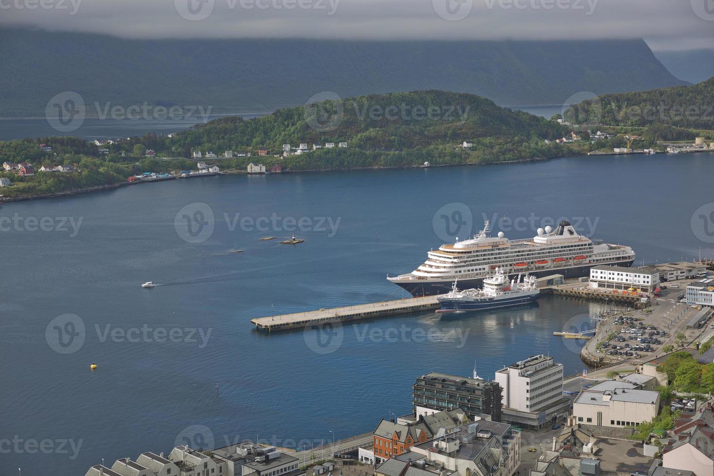 kryssningsfartyg dockat i Ålesund i Norge foto