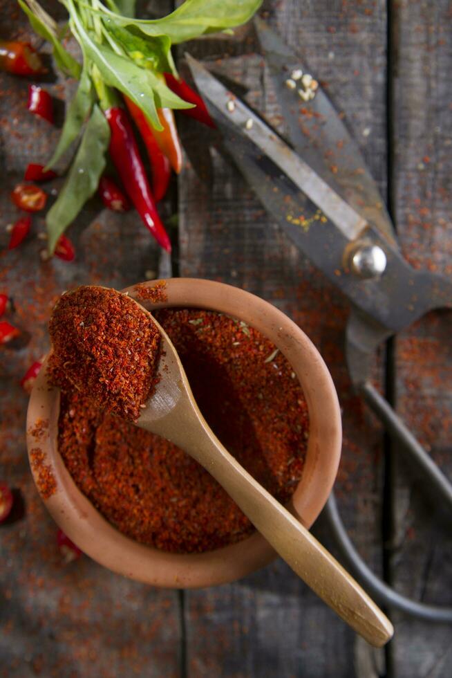 en par av sax och en knippa av chili paprikor foto