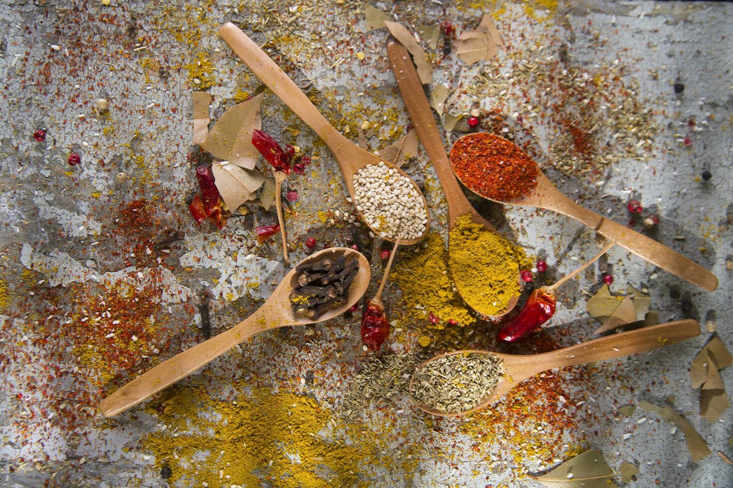 en trä- sked med kryddor och Övrig Ingredienser foto