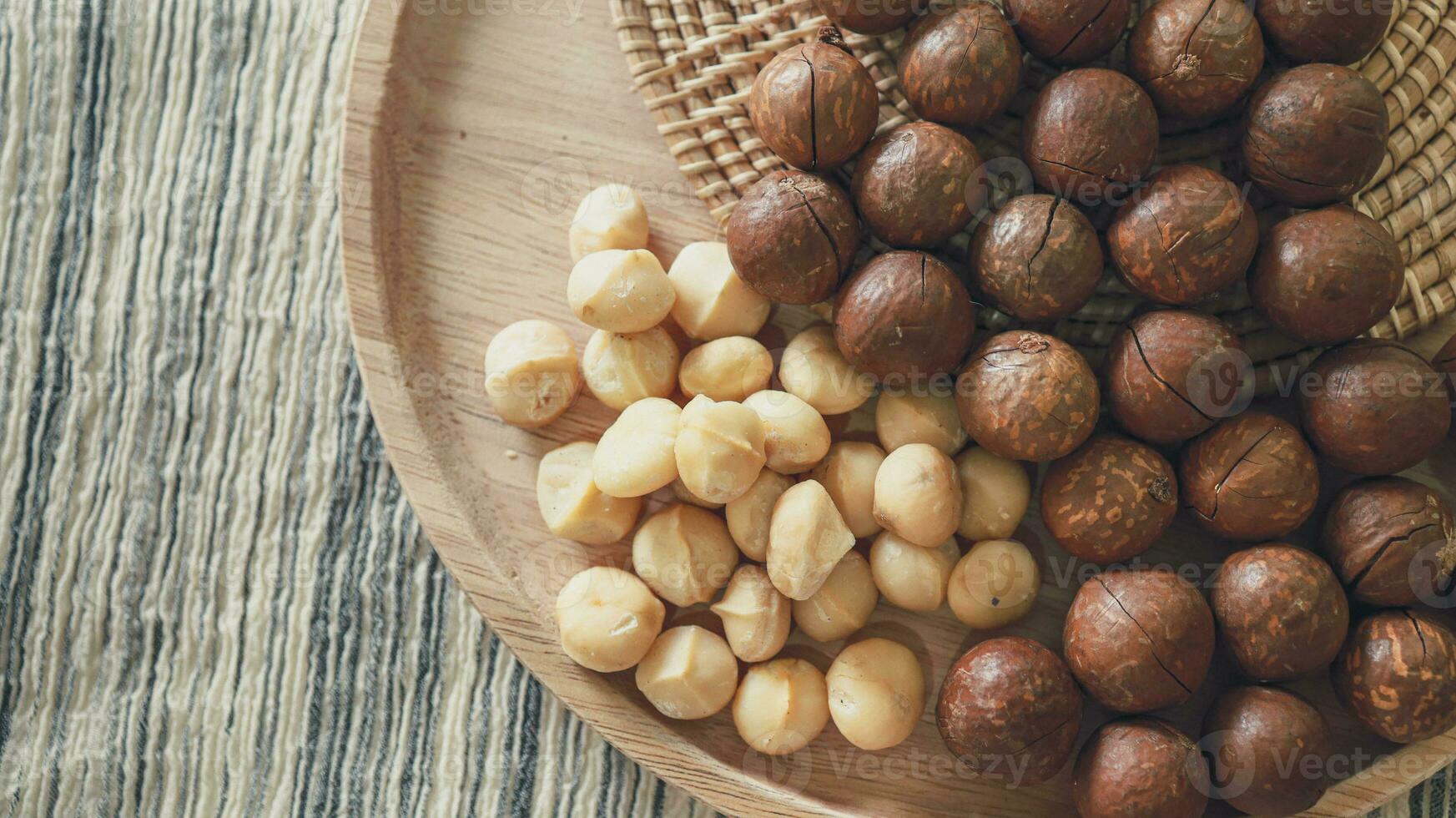 organisk macadamia nöt. macadamia nötter är knäckt och bakad till smak ytterst utsökt superfood färsk naturlig skalade osaltad rå macadamia och friska mat begrepp foto