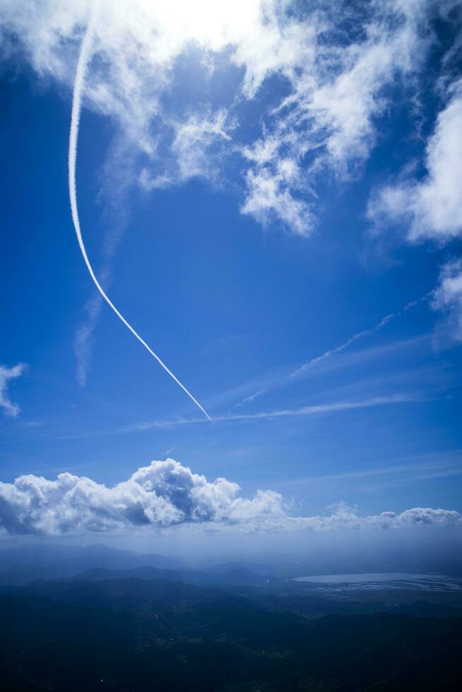 de ischia vänster förbi ett flygplan foto