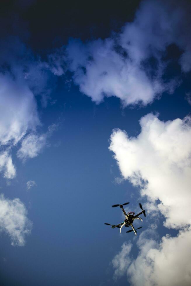 Drönare i flyg med molnig himmel foto