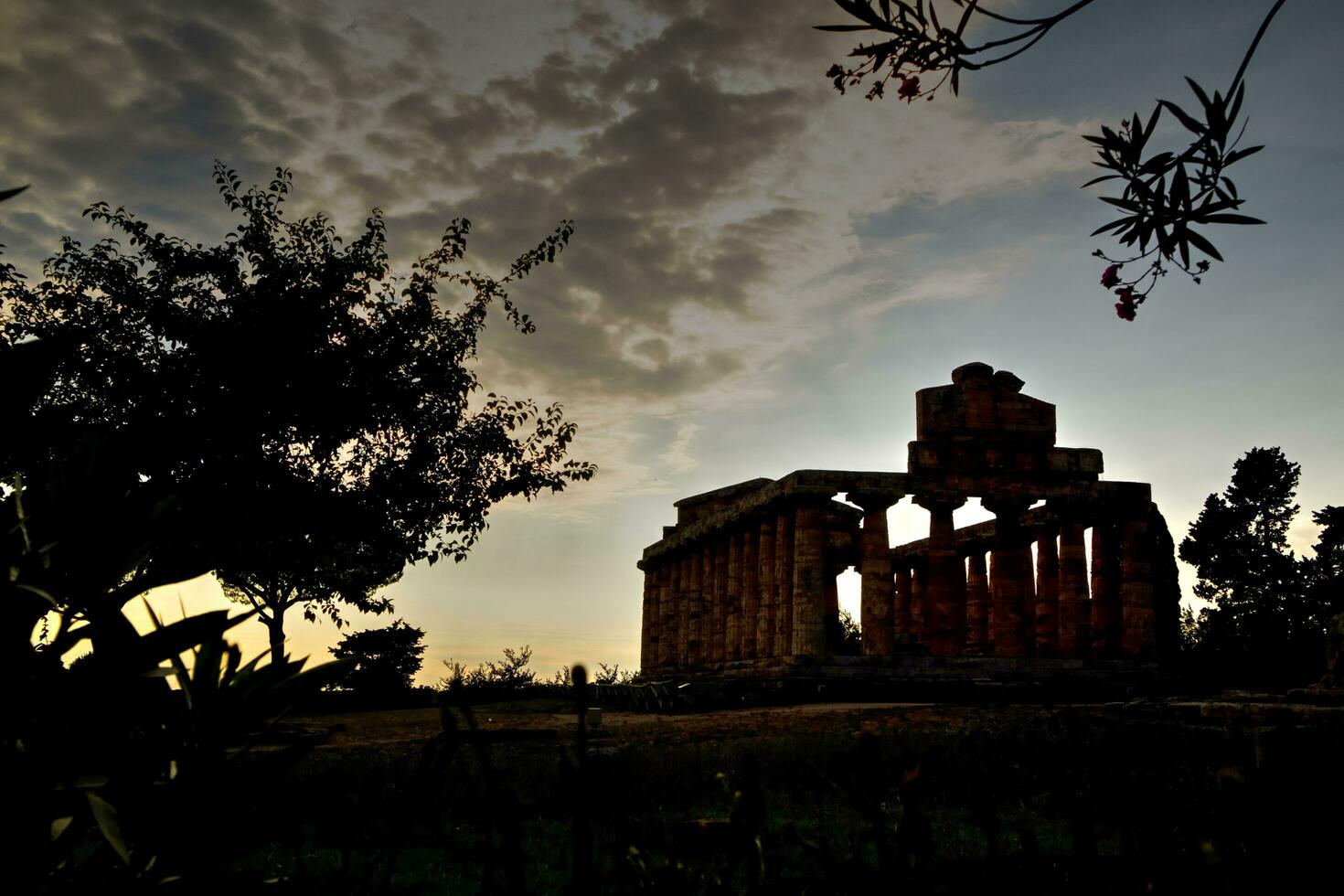 de gammal ruiner av paestum foto