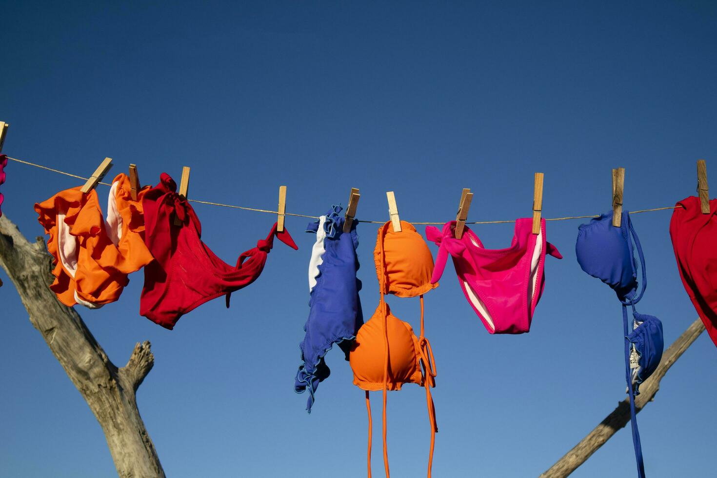 kvinna badkläder hängande i de Sol till torr foto