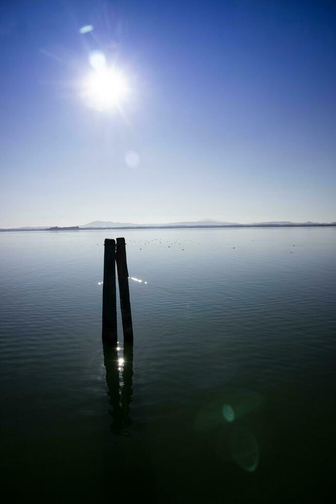 glimt av de fredlig trasimeno sjö i umbrien Italien foto