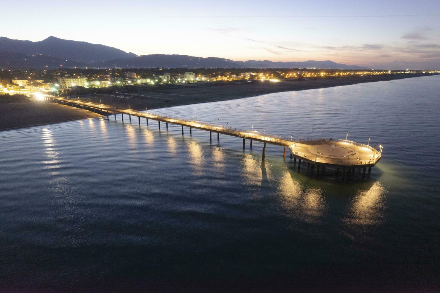 natt antenn se av de pir av marina di pietrasanta tuscany Italien foto