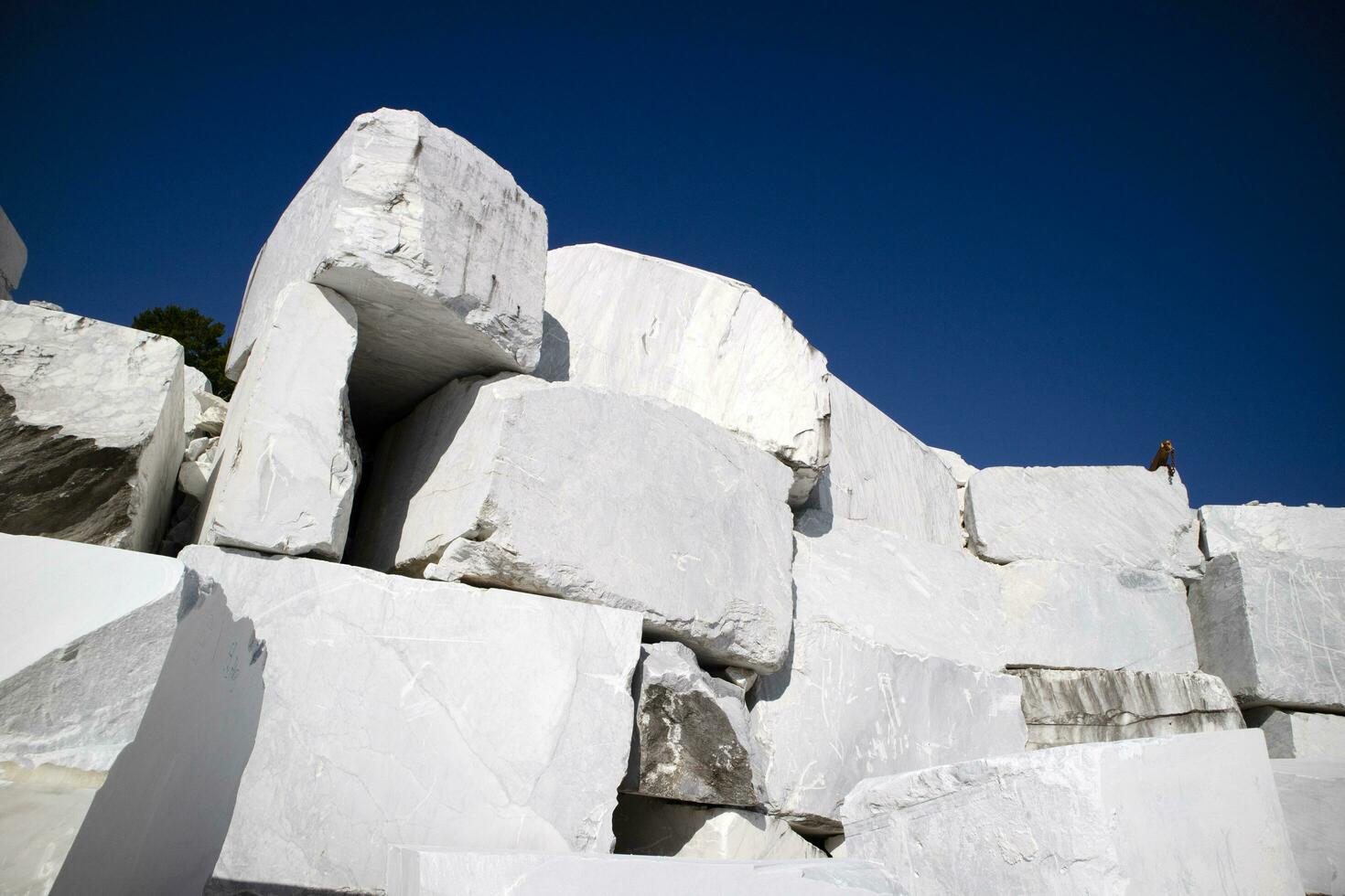 lagring av nyligen extraherad block av vit skulpturer marmor foto