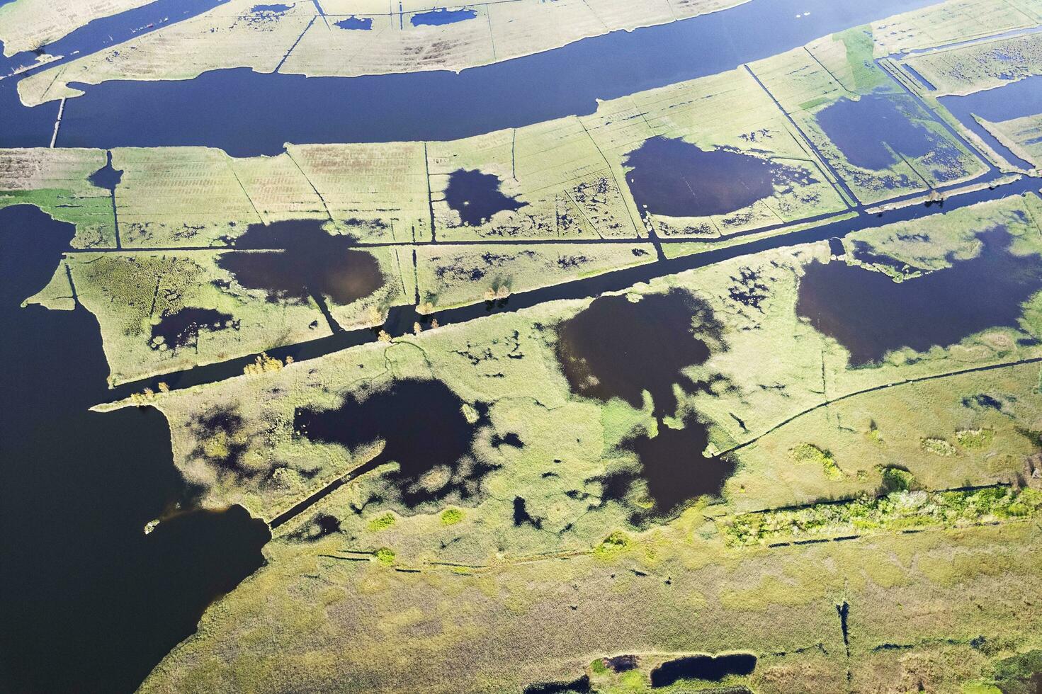 antenn se av de sank område av sjö massaciuccoli foto