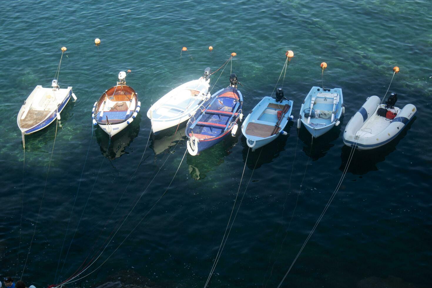 små fiske båtar förtöjd i de hamn foto