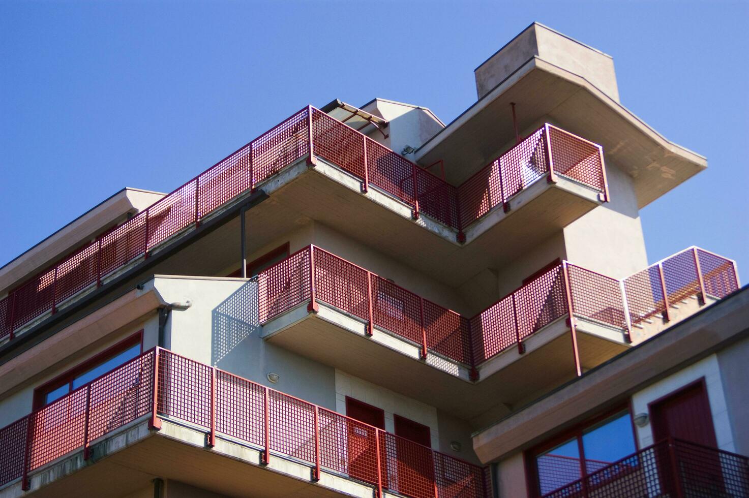 en byggnad med balkonger foto
