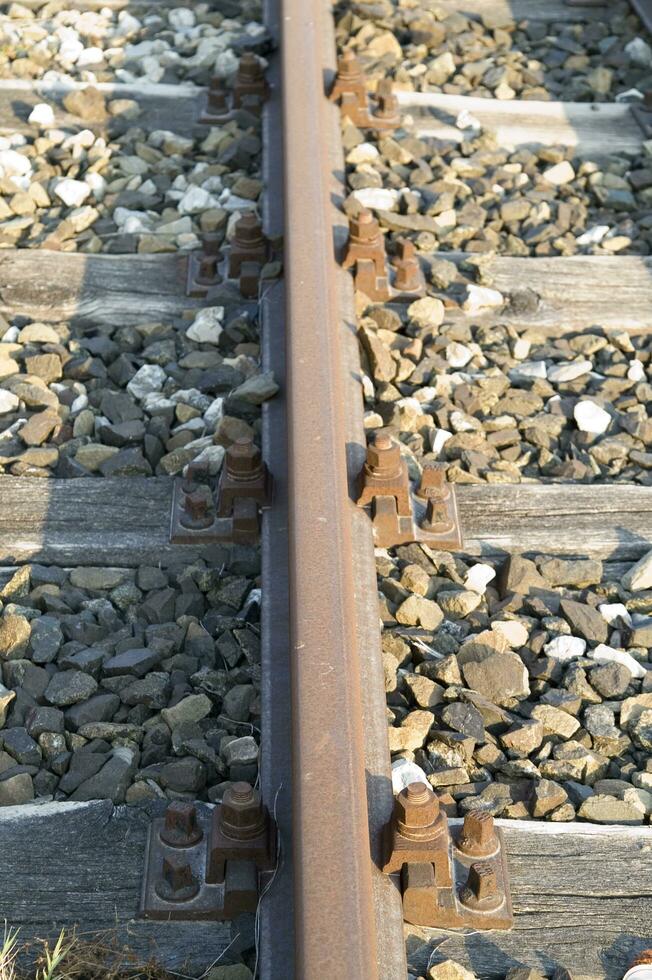 en stänga upp av en järnväg Spår med grus foto